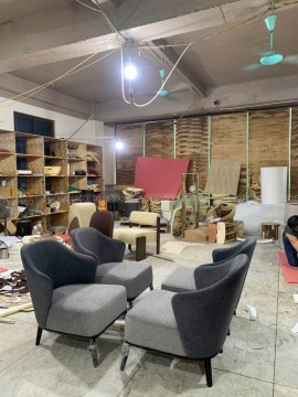 Sofa Retro Với Da Lộn Màu Đậm – Biểu Tượng Của Sự Tinh Tế Và Phá Cách Trong Nội Thất