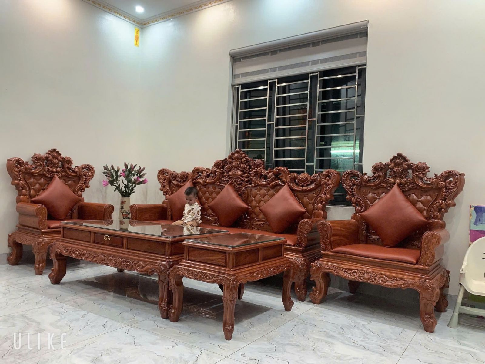 Đệm ghế gỗ phòng khách phù hợp với người lớn tuổi bị đau lưng