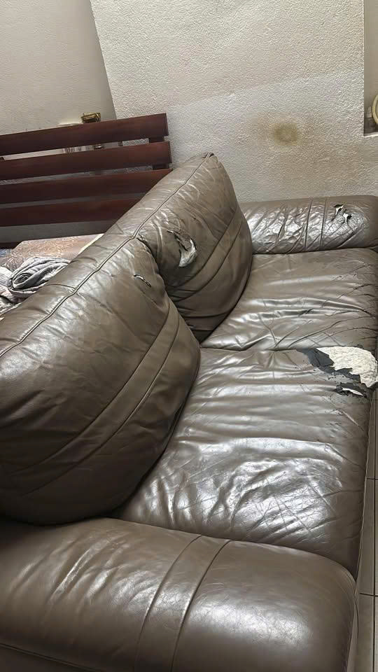 Bộ ghế sofa da nứt nẻ và bong tróc trước khi bọc lại